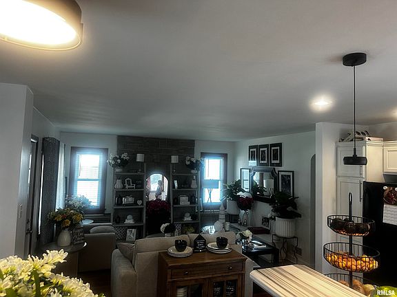 5th image of 910 N 22nd St