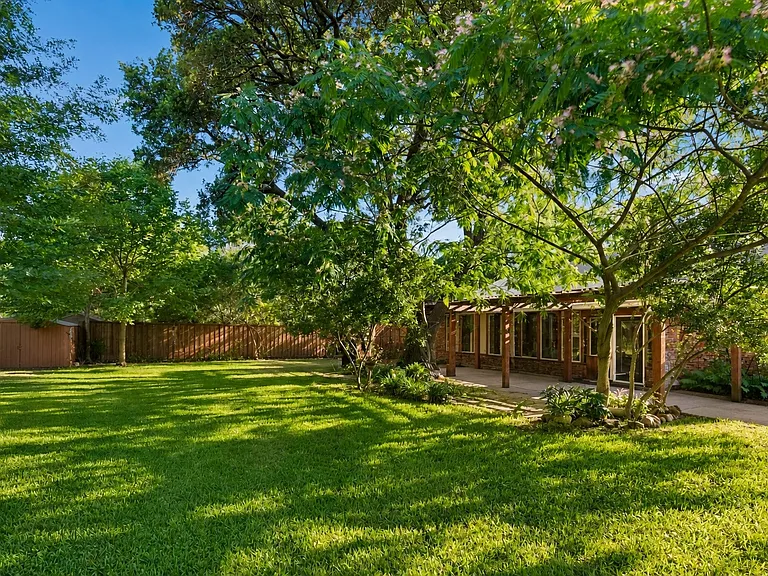 11122 Candlelight Ln — Photo 20