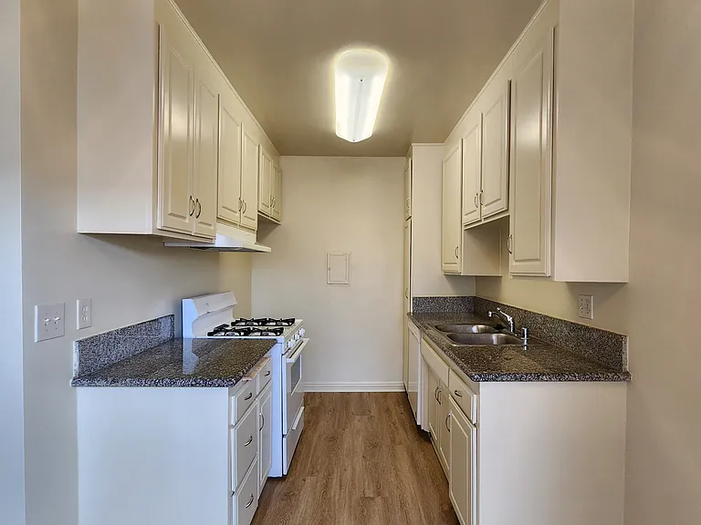 14260 Roscoe Blvd #8 — Photo 3