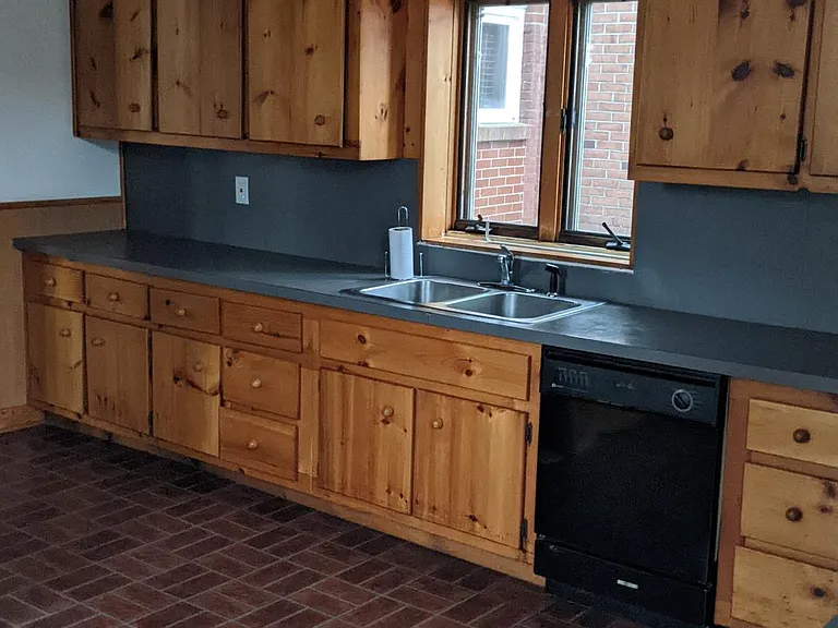 119 W Burke St — Photo 8