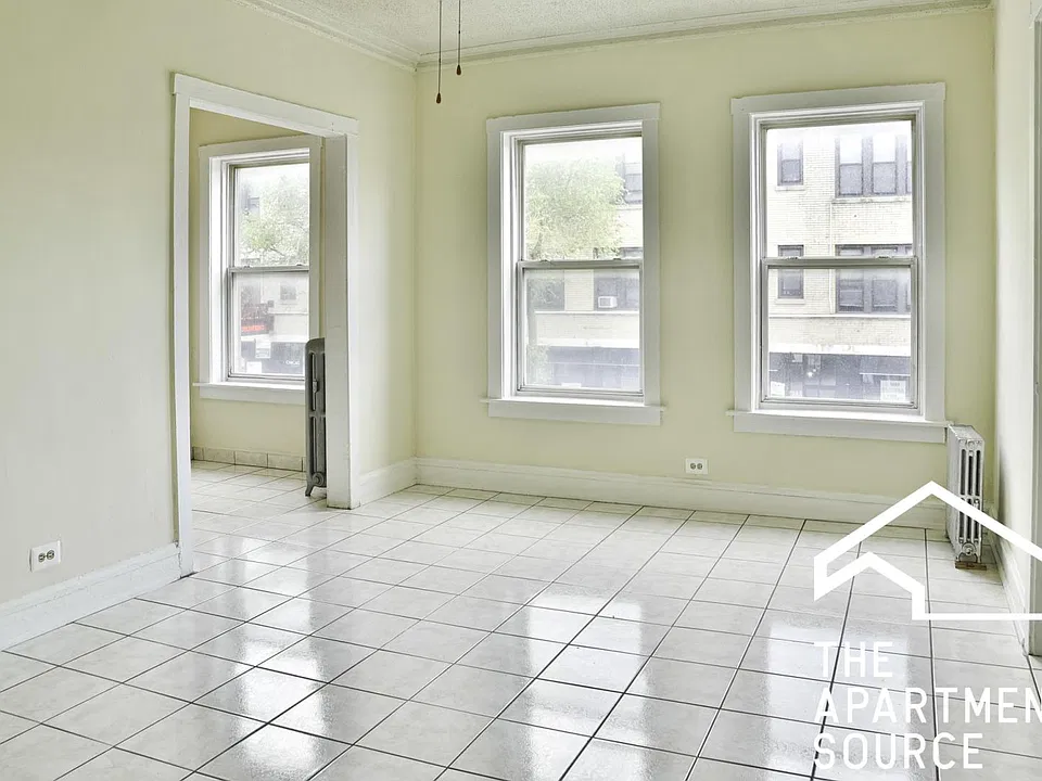 2712 N Milwaukee Ave #205