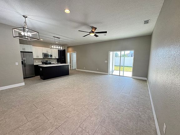 4th image of 279 Elm Ct
