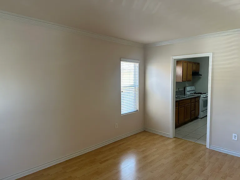 924 Estelle Ave #E — Photo 3