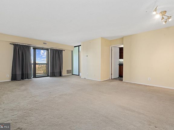 4th image of 307 Yoakum Pkwy APT 903
