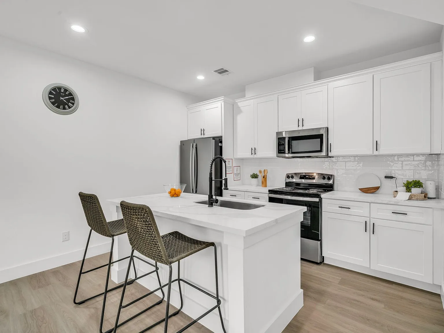4 bed, 4.0 bath, 1600 sqft, $1,174 — Photo 4