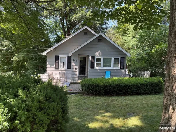 209 Wawayanda Rd, Highland Lakes, NJ 07422
