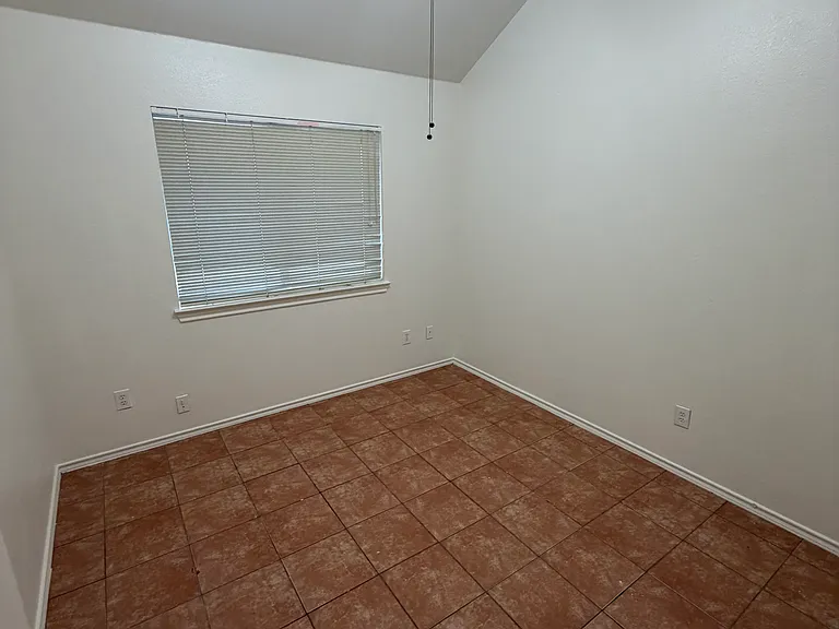 1005 Chelsea Dr — Photo 6