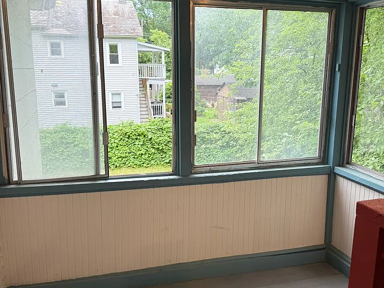 31 Marble Ave — Photo 8