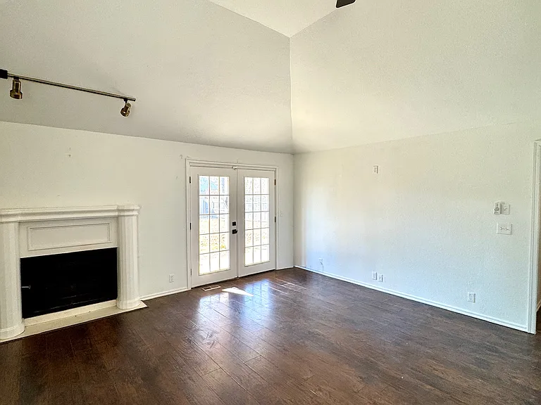 420 W 7th St — Photo 6