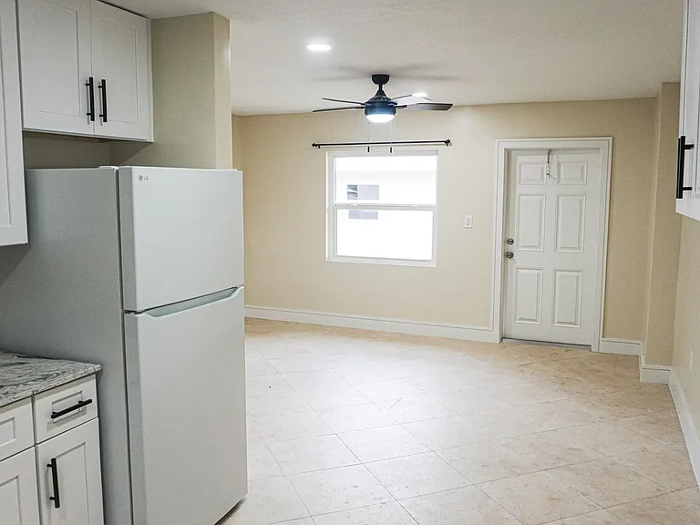 1502 Avenue I #B — Photo 2