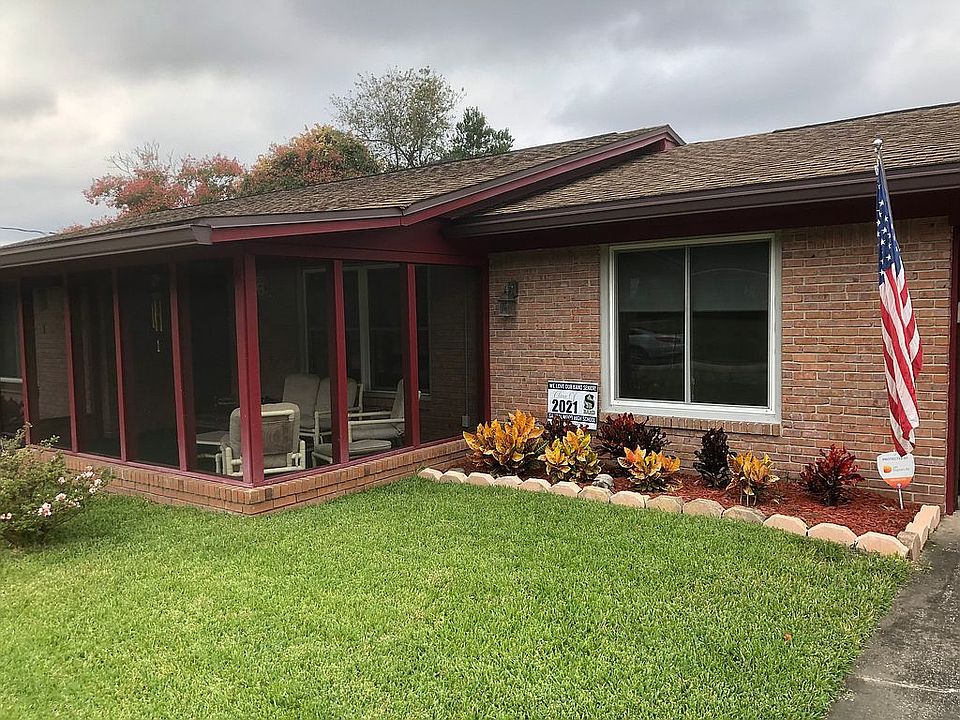 Crouton plants, front yard