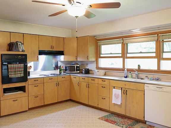 4th image of 105 N McKinley Dr