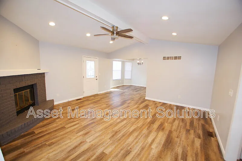 3 bed, 2.0 bath, 1243 sqft, $2,230 — Photo 2