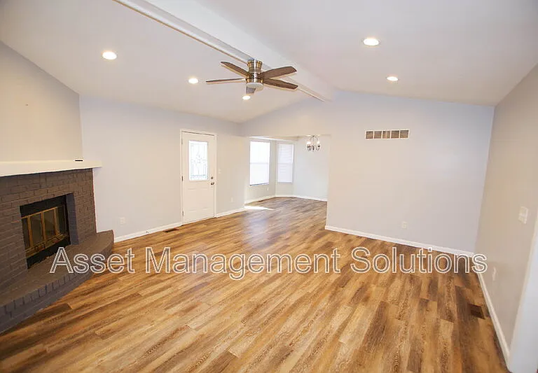 1 Oak Point Dr — Photo 2