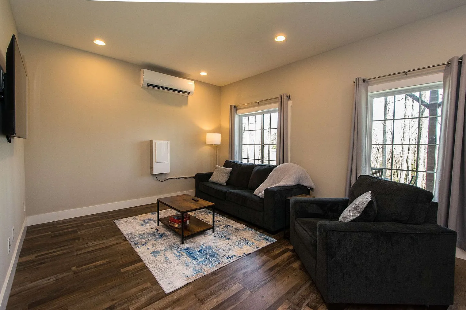 1 bed, 1.0 bath, 990 sqft, $2,052 — Photo 3