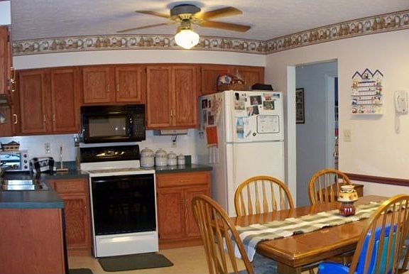 Awesome eat in kitchen 