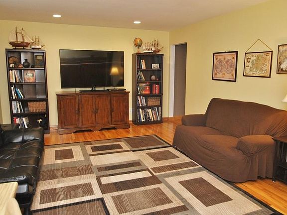 3rd image of 3430 Elgin Dr