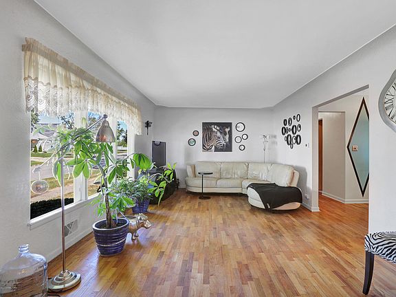 3rd image of 208 W 27th St