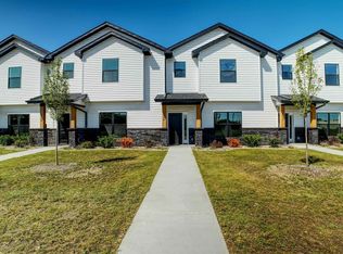 1004 S 4th St, Clinton, IA 52732