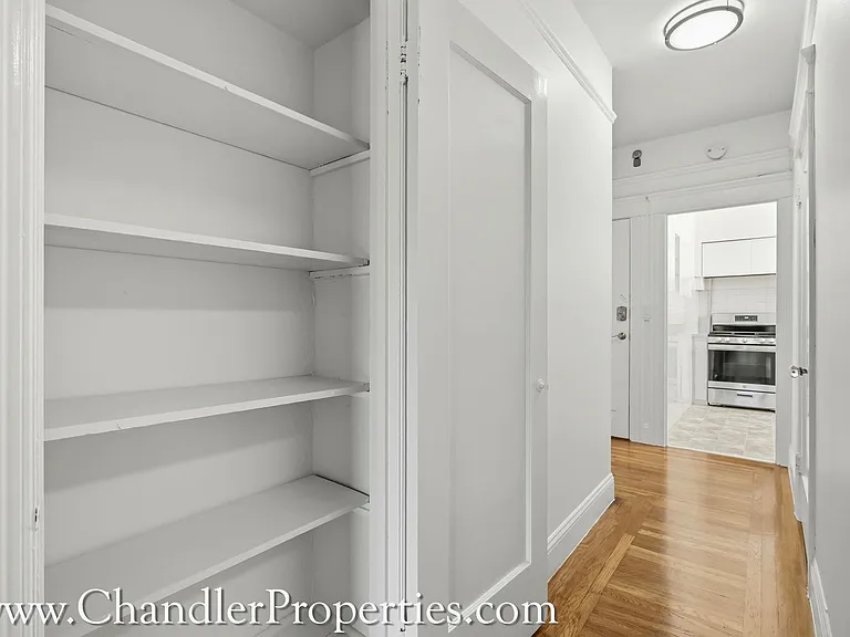 1135 Bay St — Photo 8