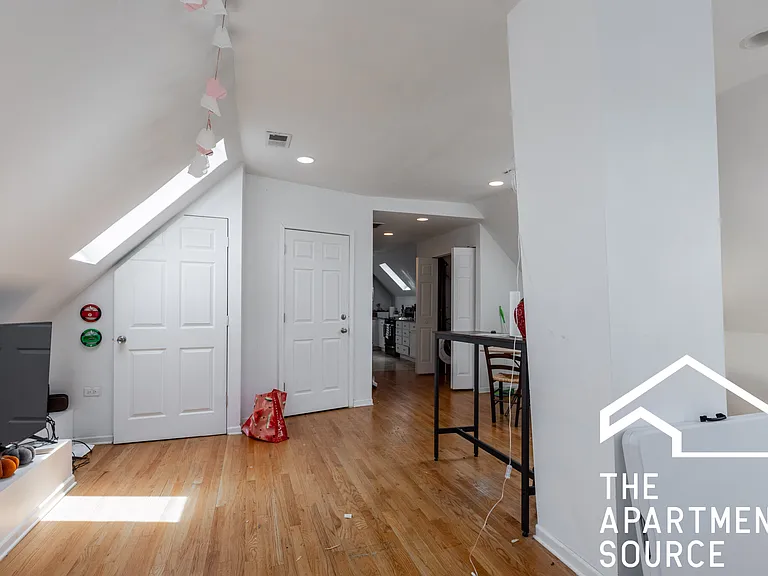 1245 W Barry Ave #T — Photo 10