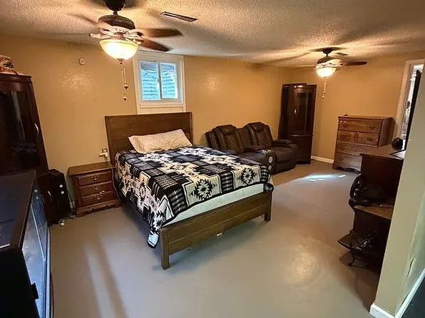 1207 Kingsbury Rd, Garden City, KS 67846