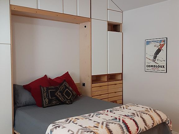 Master suite - queen size memory foam bed