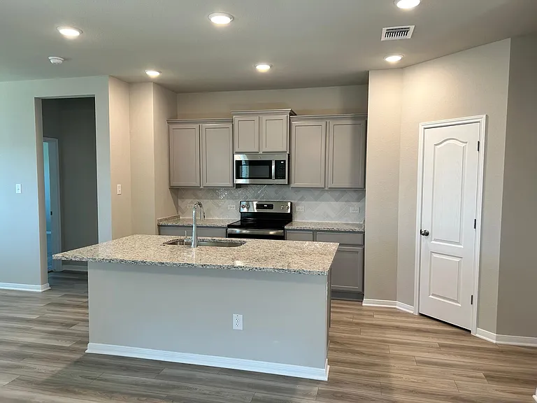 10211 Six Shooter Ln — Photo 5