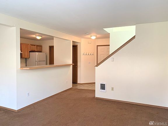 4th image of 943 College Ln NE #A & B