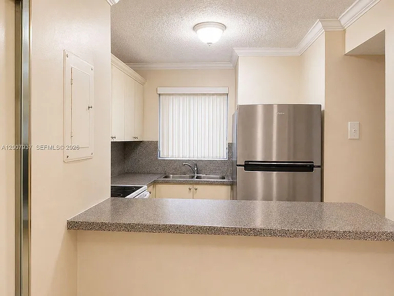 310 Fontainebleau Blvd #406 — Photo 4