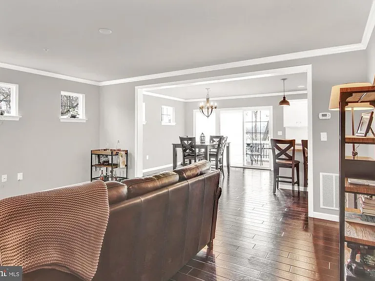 401 Landover Ct — Photo 6