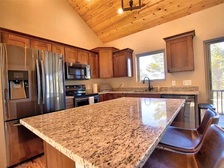 large island great for entertaining & prepping