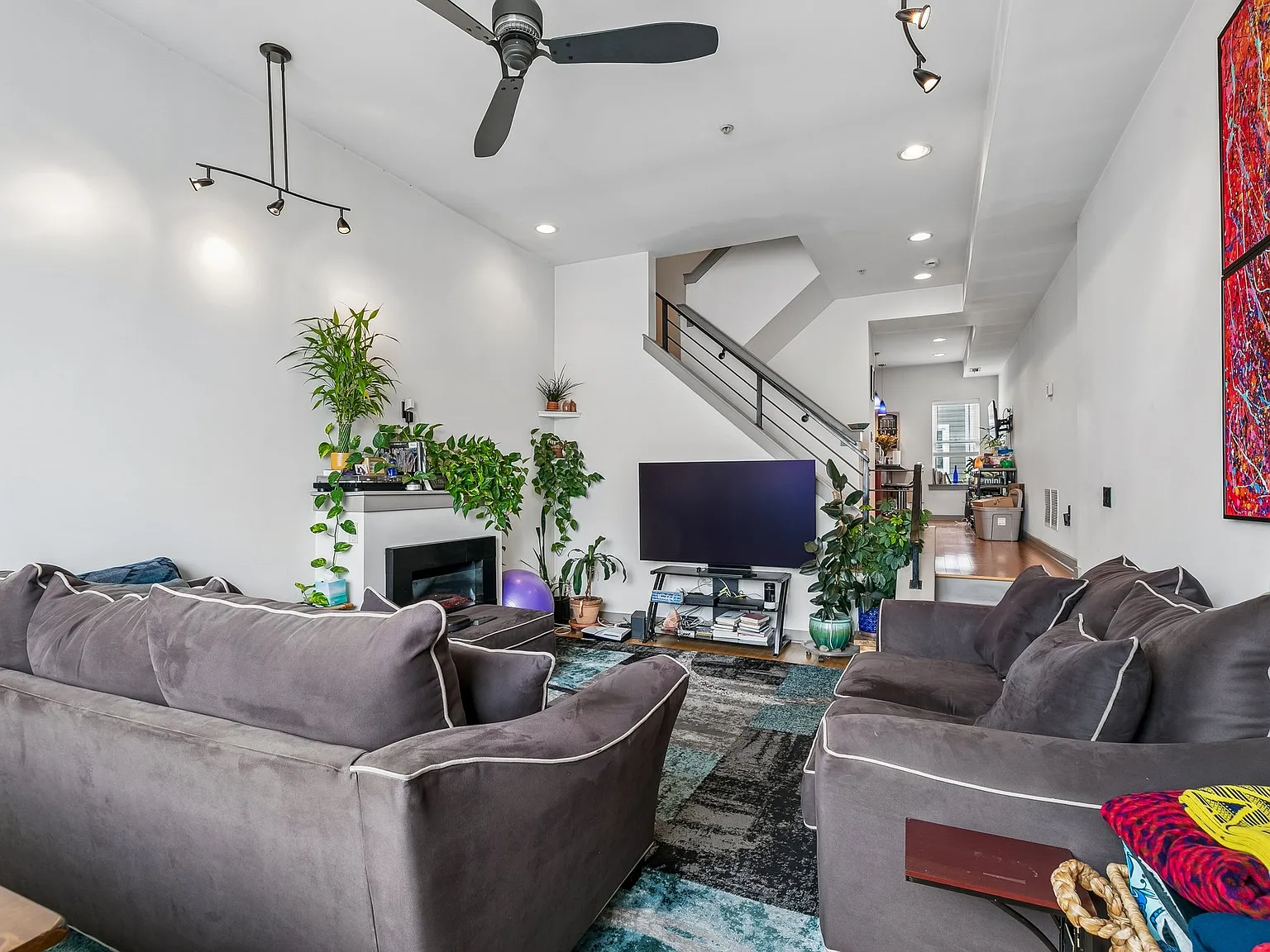 3 bed, 2037 sqft, $3,500 — Photo 2