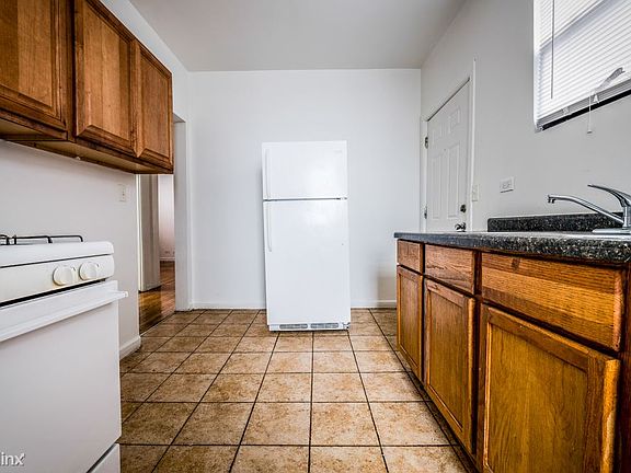 6100 S Artesian Ave Apartments Chicago Kitchen_02