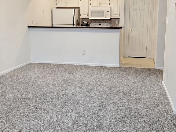 3rd image of 1014 Primrose Ln
