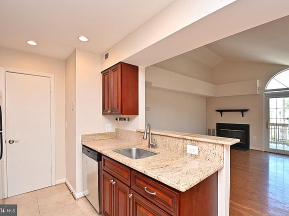 5th image of 6923 Victoria Dr Unit F
