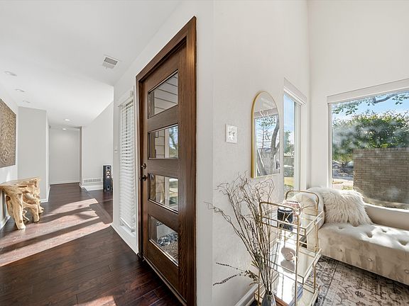 5th image of 3313 Overland Dr