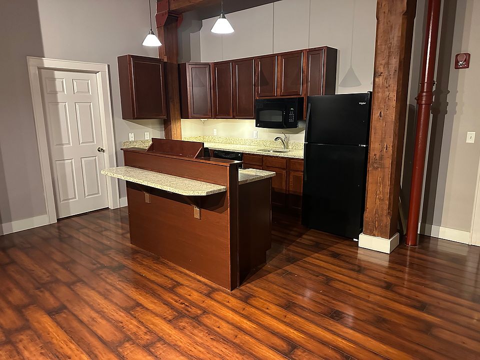 1st image of 120 Franklin Ave APT 204
