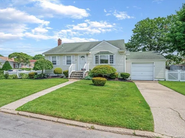 344 Tremont Road, Lindenhurst, NY 11757