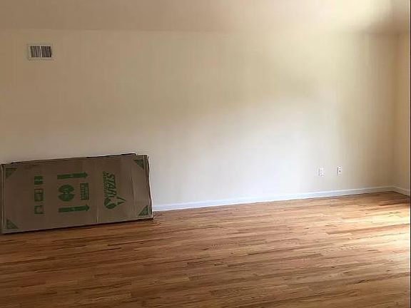 5th image of 2052 Benson Ave