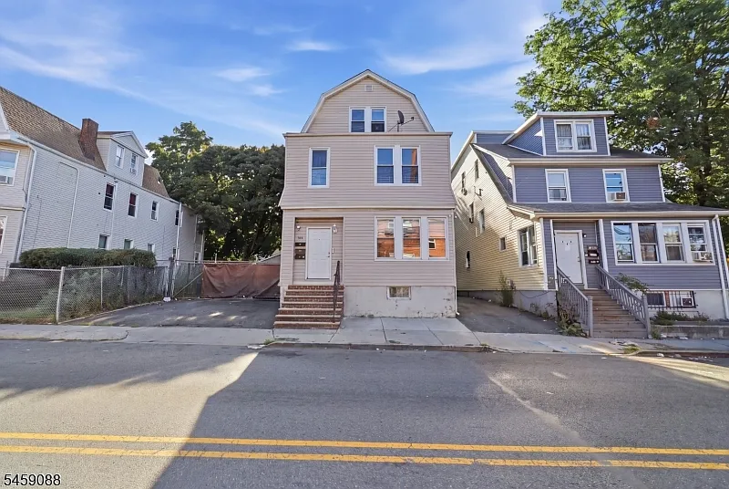 3 bed, 1.0 bath, $2,400 — Photo 1