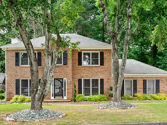 2nd image of 3004 Vineyard Way SE