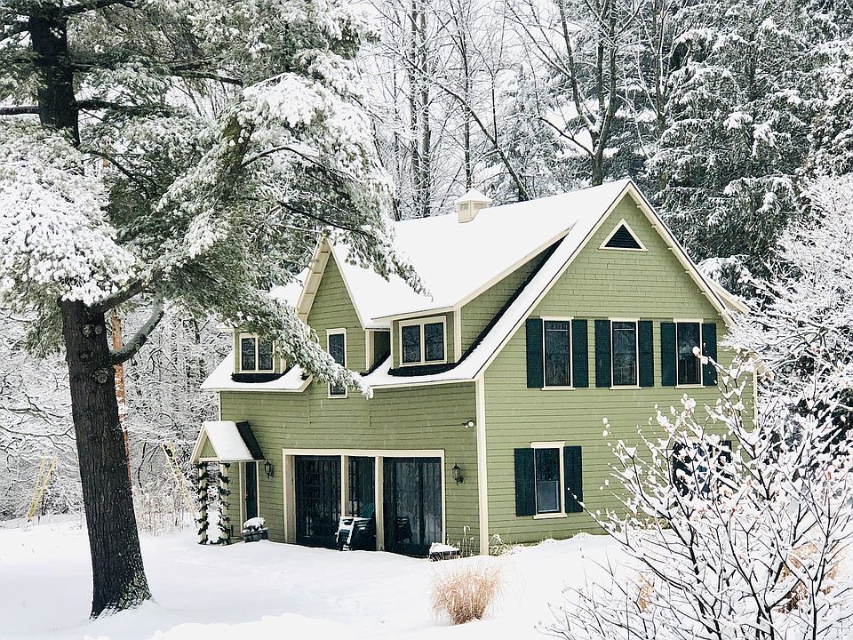 Ski season in Vermont awaits! The Carriage House is ideal for skiing nearby at Bromley - 8 miles - and Stratton 18 miles. It's a winder wonderland!