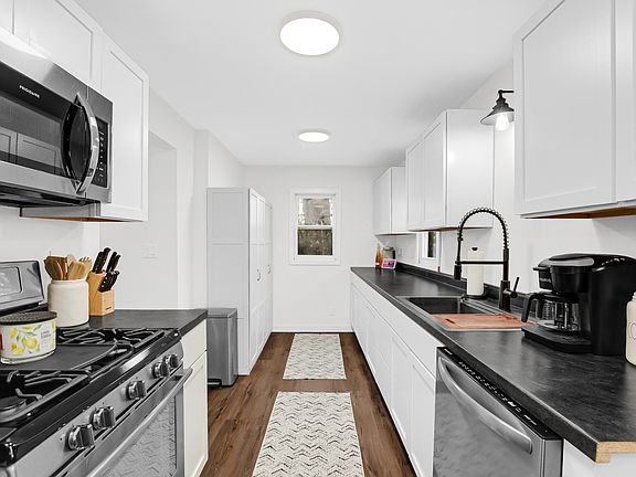 4th image of 3827 Parker St