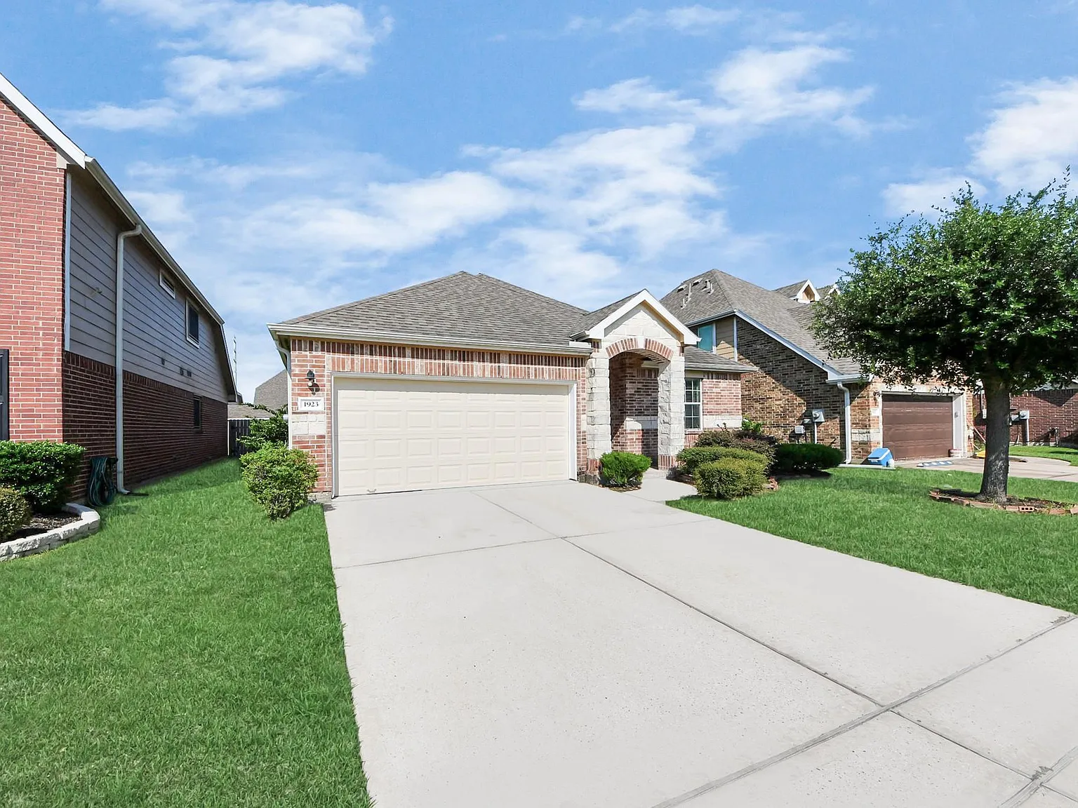 4 bed, 2.0 bath, 2027 sqft, $2,225 — Photo 3