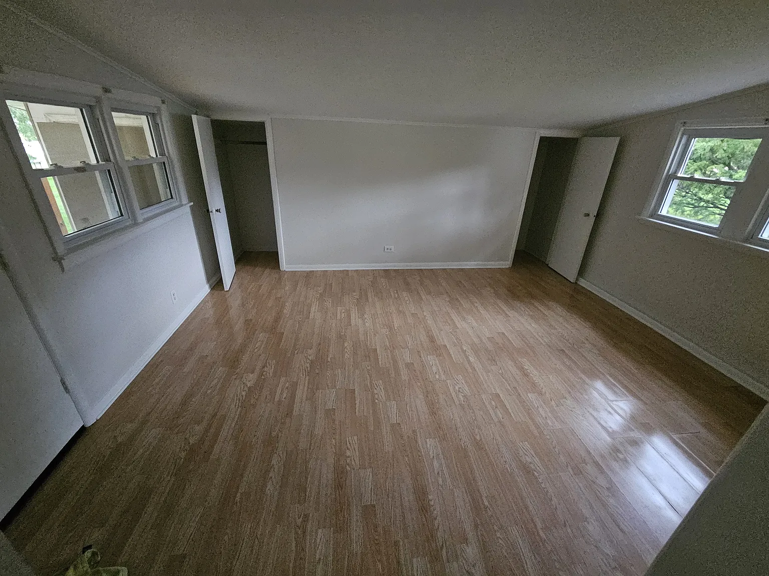 Ranch house on large lot — Photo 2