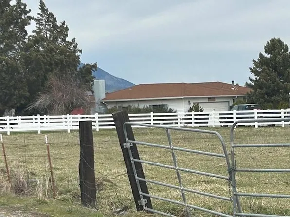 5715 Sunshine Ln, Montague, CA 96064