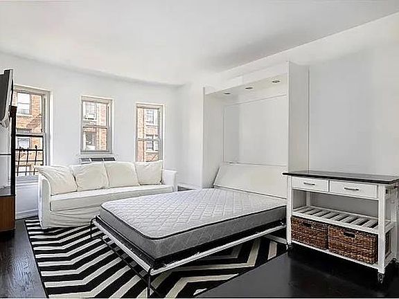 4th image of 160 E 91st St APT 8L