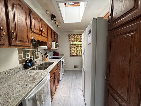 3rd image of 64 Bel Aire Dr