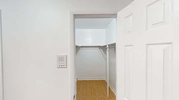 Sold by Thomas Lipovetsky, LREB | media 46